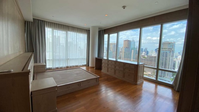 185 Rajadamri, 300 sqm. Spacious, Wood Built-in Furniture, Four Bedrooms, Maid Quarter, Nice view, Condo for Rent at 185 Rajadami. – รูปที่ 3