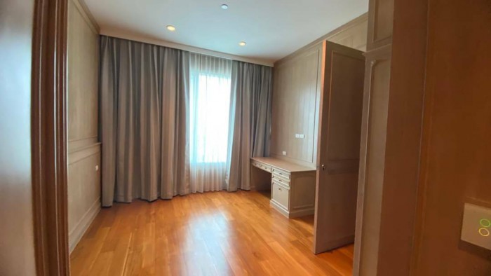 185 Rajadamri, 300 sqm. Spacious, Wood Built-in Furniture, Four Bedrooms, Maid Quarter, Nice view, Condo for Rent at 185 Rajadami. – รูปที่ 4