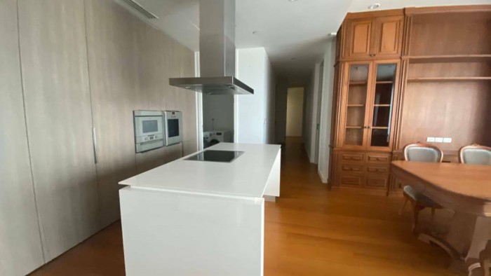 185 Rajadamri, 168 sqm. cozy Wood Built-in Furniture Three Bedrooms Condo for Rent at 185 Rajadami. – รูปที่ 2