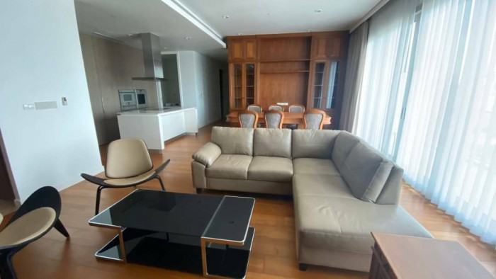 185 Rajadamri, 168 sqm. cozy Wood Built-in Furniture Three Bedrooms Condo for Rent at 185 Rajadami. – รูปที่ 3