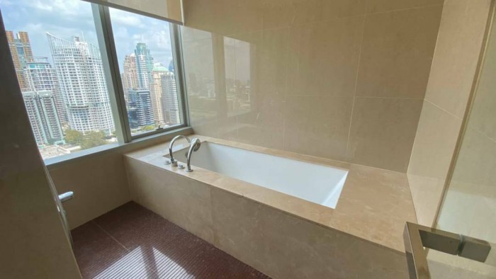 185 Rajadamri, 168 sqm. cozy Wood Built-in Furniture Three Bedrooms Condo for Rent at 185 Rajadami. – รูปที่ 4