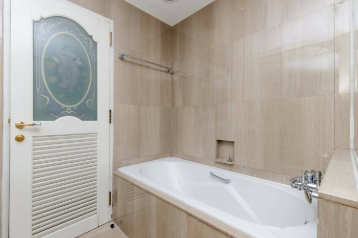 Langsuan Ville, 242 sqm. Spacious Beautiful fully furnished Three Bedrooms and Two Parking lot Condo for Rent/Sale at Langsuan Ville. – รูปที่ 4