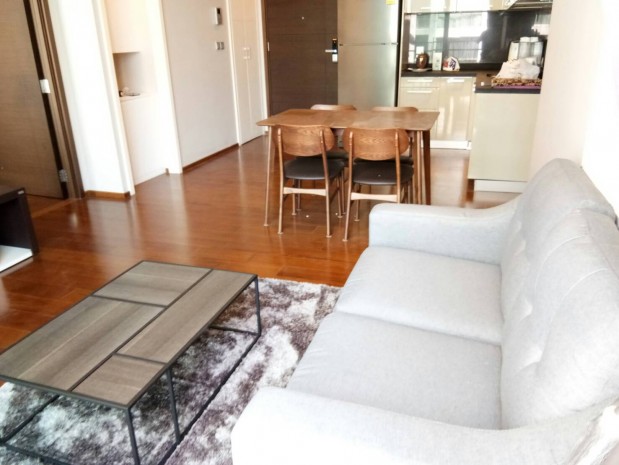 Quattro Thonglor, Quattro by Sansiri  This unit is fully furnished. Including a flat screen TV, fitted kitchen with fridge, refrigerator and microwave. Amenities are gym, swimming pool, garden, CCTV, parking, keycard entrance and 24 hours security guard. – รูปที่ 3