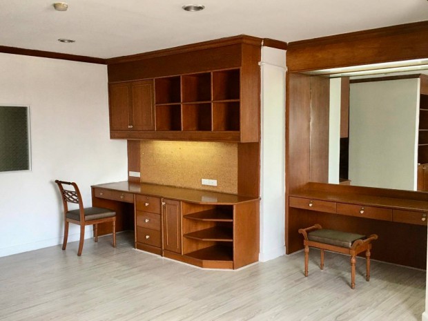 Fifty Fifth Tower, 170sqm spacious, fully Furnished Three Bedrooms Condo for Rent at Fifty Fifth Tower