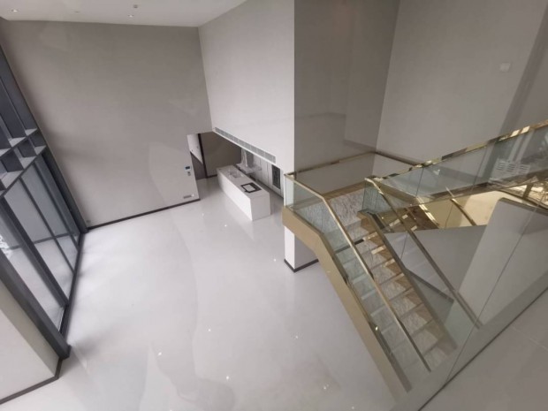 Q Sukhumvit, Q Sukhumvit Duplex Penthouse is exceptionally located in the most prime location in the heart of Bangkok. This brilliant and well designed four en suite bedroom unit comes in size the total area of 354 Sq.m. Four Bedrooms and features mode