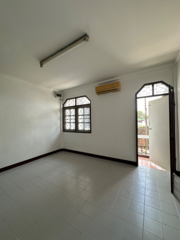 Townhouse for rent Good location, cheap price!! Bangna/Bearing area