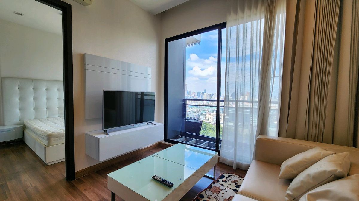 Ivy Ampio | 1 bedroom for rent near Central Rama 9 The room is beautifully decorated according to the project design, good atmosphere, beautiful view. Ivy Ampio | 1 bedroom for rent near Central Rama 9 The room is beautifully decorated according to the project design, good atmosphere, beautiful view.
