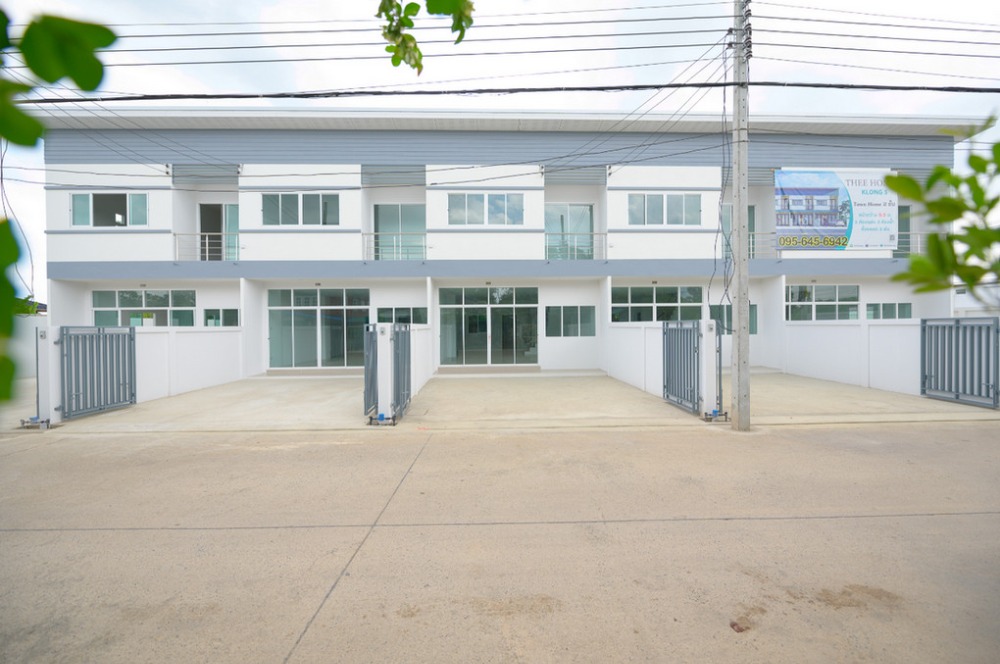 For inquiries, call 095-645-6942 THEE HOME KLONG 5 project, new townhome, width 5.5 meters, 3 bedrooms, 3 bathrooms, near Rajamangala University of Technology Thanyaburi.