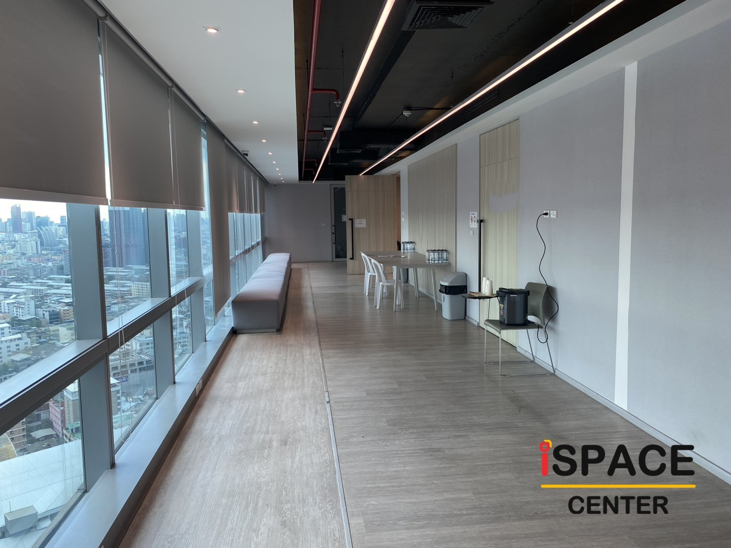 Office for rent, next to MRT Ratchadaphisek, only 10 meters away, very convenient to travel, partitioned rooms, rubber tile flooring