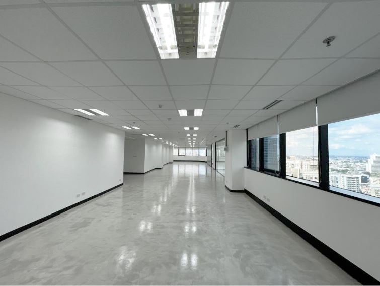 Office for rent, next to MRT Ratchadaphisek, only 10 meters away, very convenient to travel, partitioned rooms, rubber tile flooring