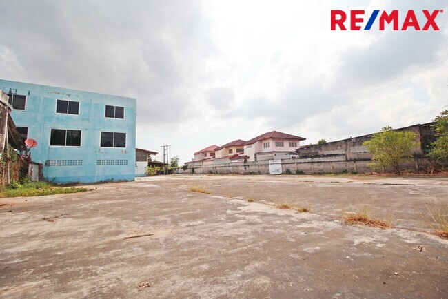 Land for sale opposite Thanarat Camp Next to Petchkasem Road, Pranburi 12 rai than the price to buy. – รูปที่ 3