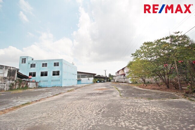 Land for sale opposite Thanarat Camp Next to Petchkasem Road, Pranburi 12 rai than the price to buy. Land for sale opposite Thanarat Camp Next to Petchkasem Road, Pranburi 12 rai than the price to buy.