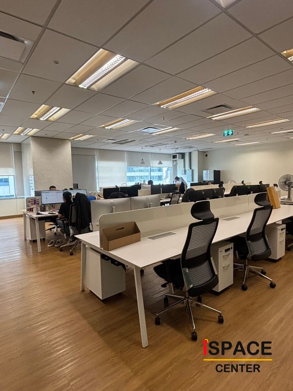 The office is decorated. Fullfurnished Ready to work next to BTS Chong Nonsi. Very convenient to travel. There is already a room barrier.