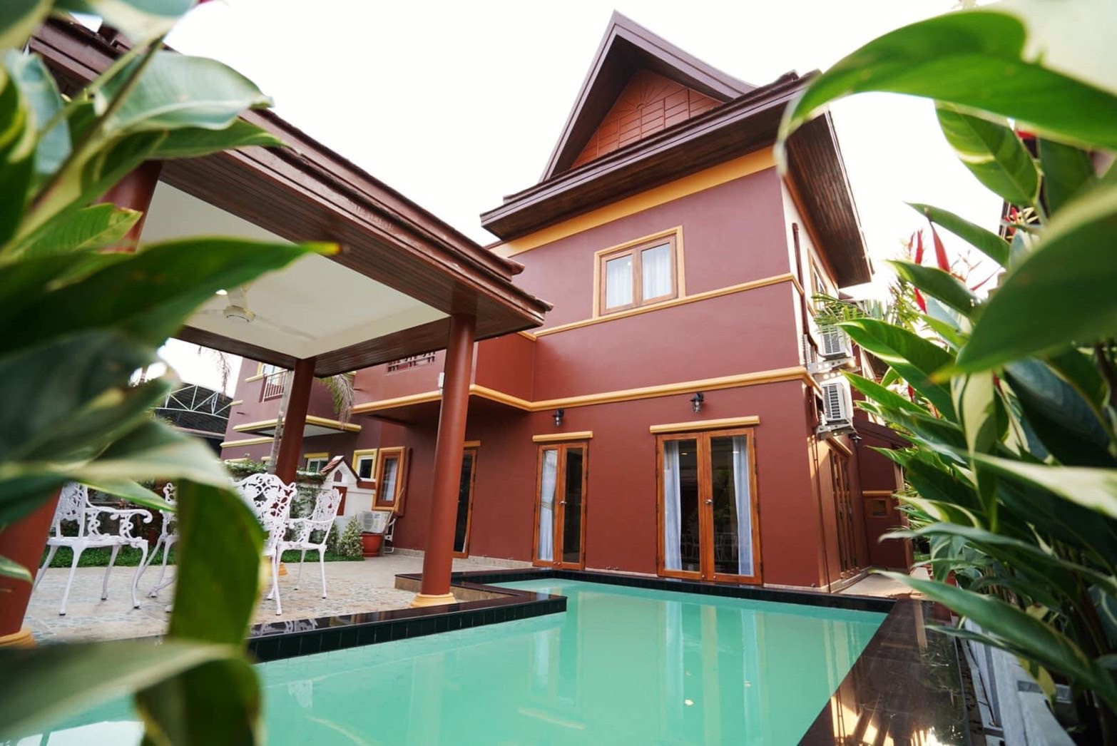 accept agents. Thai style house with pool for rent 3 bedroom / 5 bathroom Pattaya, Chonburi accept agents. Thai style house with pool for rent 3 bedroom / 5 bathroom Pattaya, Chonburi