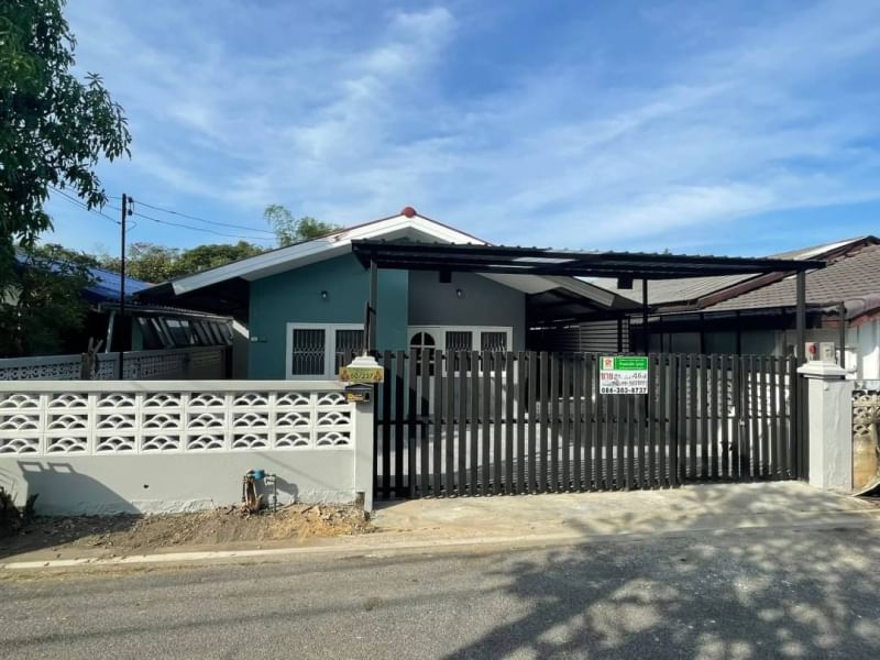 Cheap sale, 1 storey detached house, area 45 sq m. Village of the military reserve Soi Phraya Suren 28, the house has 3 bedrooms, 2 bathrooms. Cheap sale, 1 storey detached house, area 45 sq m. Village of the military reserve Soi Phraya Suren 28, the house has 3 bedrooms, 2 bathrooms.