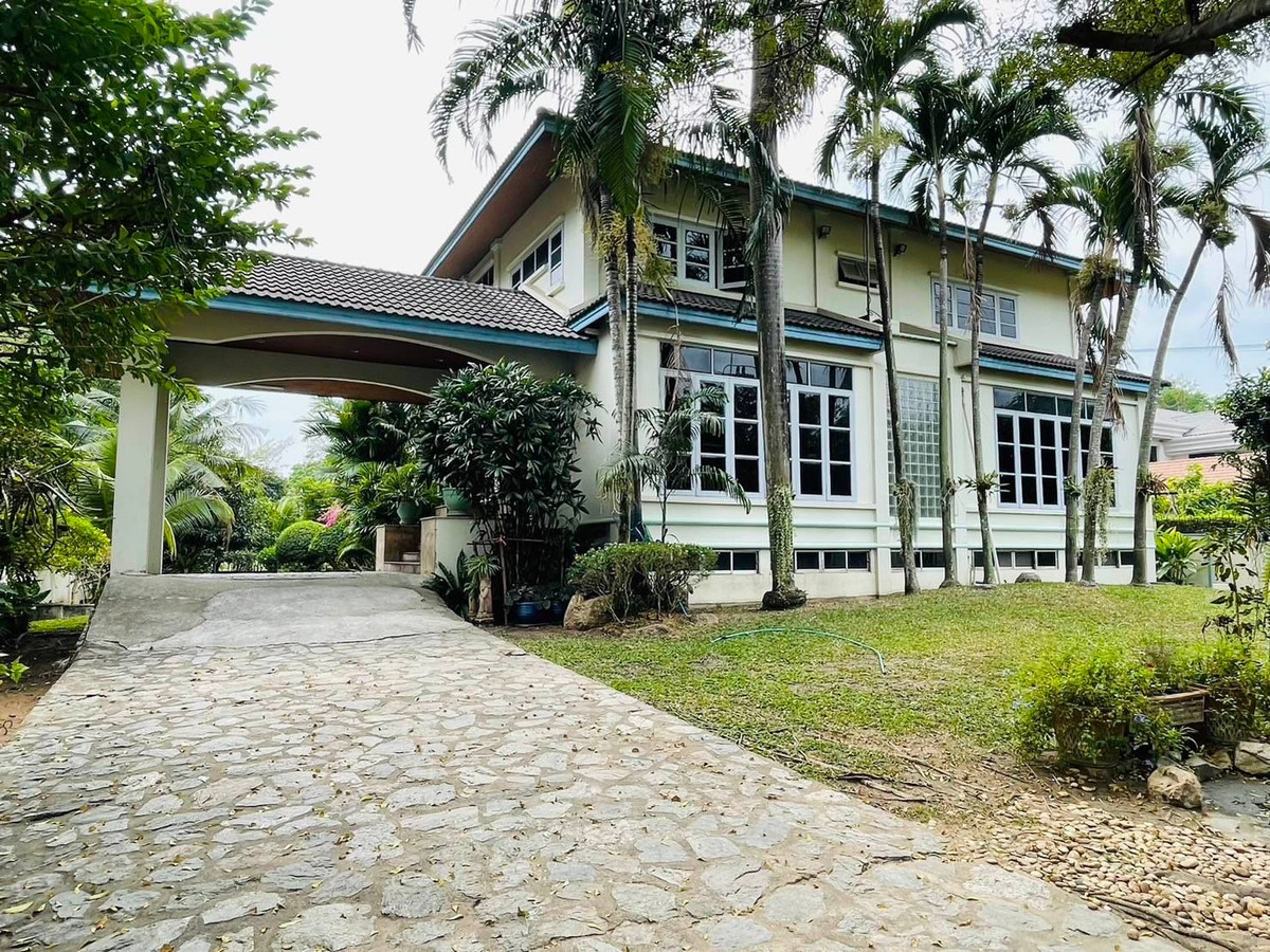 ขายบ้าน สนามกอล์ฟเมืองเอก หลังบ้านติดน้ำ อ.ปทุมธานี (วิวสนามกอล์ฟ) 375 ตร.ว. 4 นอน 4 น้ำ 550 ตร.ม. พร้อมเรือนรับรองแขกริมน้ำ และห้องแม่บ้าน แยกสัดส่วนอย่างลงตัว