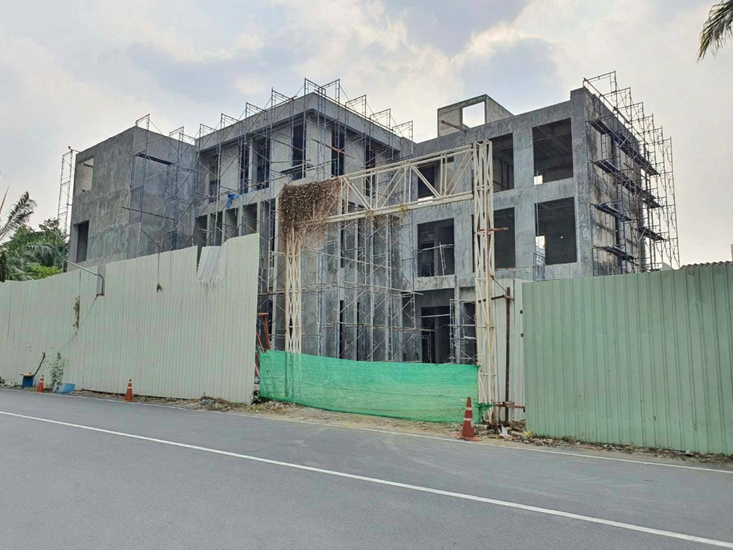 Land for sale - with 3-story office, Vibhavadi Rangsit Road (near the Tollway Expressway and Central Ladprao) 161 square wah, road width 12 m., easy entry and exit.
