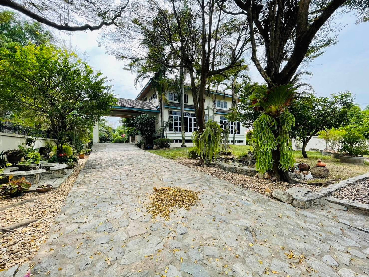 ขายบ้าน สนามกอล์ฟเมืองเอก หลังบ้านติดน้ำ อ.ปทุมธานี (วิวสนามกอล์ฟ) 375 ตร.ว. 4 นอน 4 น้ำ 550 ตร.ม. พร้อมเรือนรับรองแขกริมน้ำ และห้องแม่บ้าน แยกสัดส่วนอย่างลงตัว – รูปที่ 2