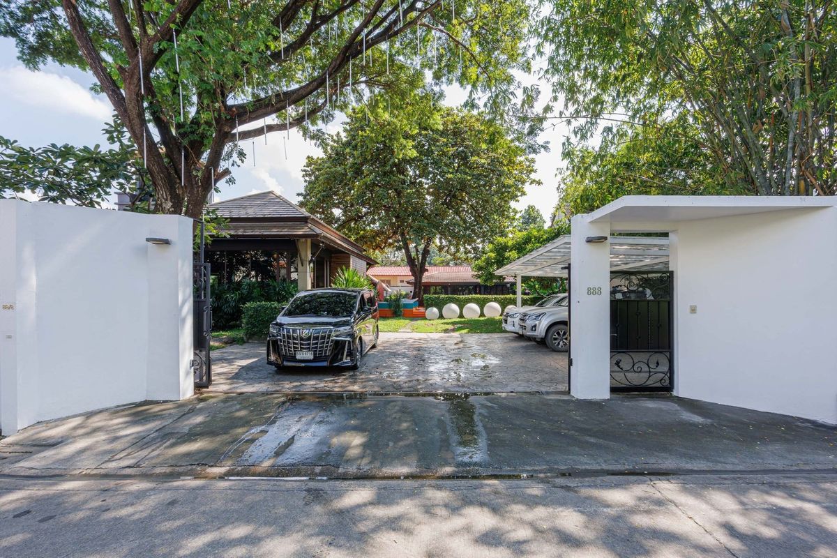 House for sell Ekkamai 22 with pool 357sqw 5bed 6bath 180,000,000 Am: 0656199198