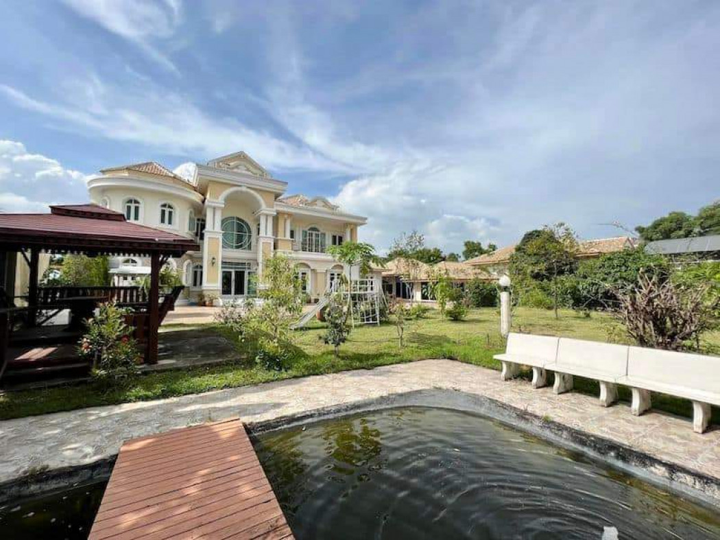 Luxury mansion for sale, Soi Mistine, designed in Classic Colonial Home style, on an area of 1-3-62 rai, near the BTS, near the Motorway, near the airport, with wind blowing all year round. Luxury mansion for sale, Soi Mistine, designed in Classic Colonial Home style, on an area of 1-3-62 rai, near the BTS, near the Motorway, near the airport, with wind blowing all year round.