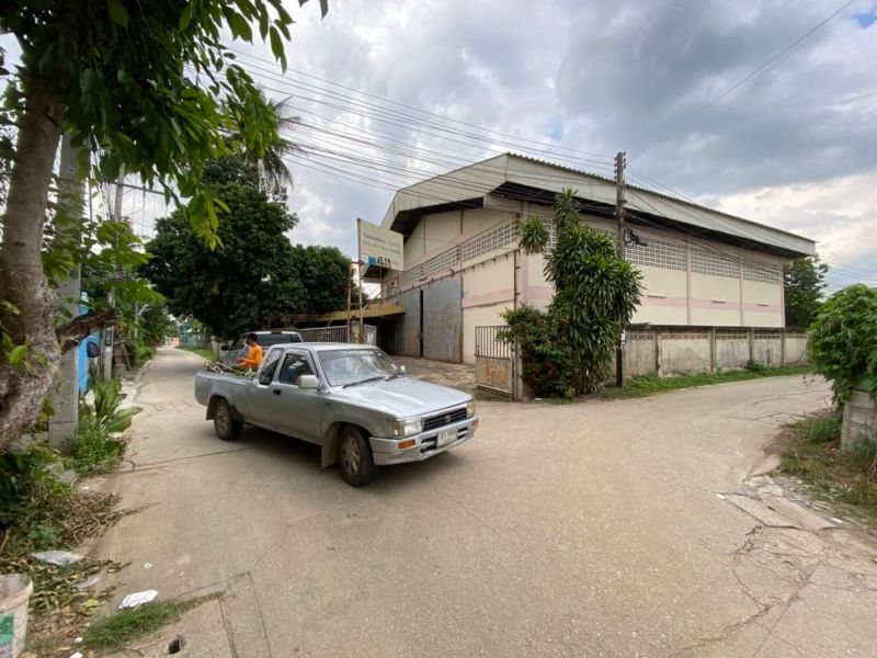 Warehouse for sale next to the office In the middle of Phitsanulok city, size 1 ngan, 89 square wa, special price, in the middle of Phitsanulok city, Muang district, behind Phibunsongkhram Rajabhat in the city, there is a staff house behind the warehouse.