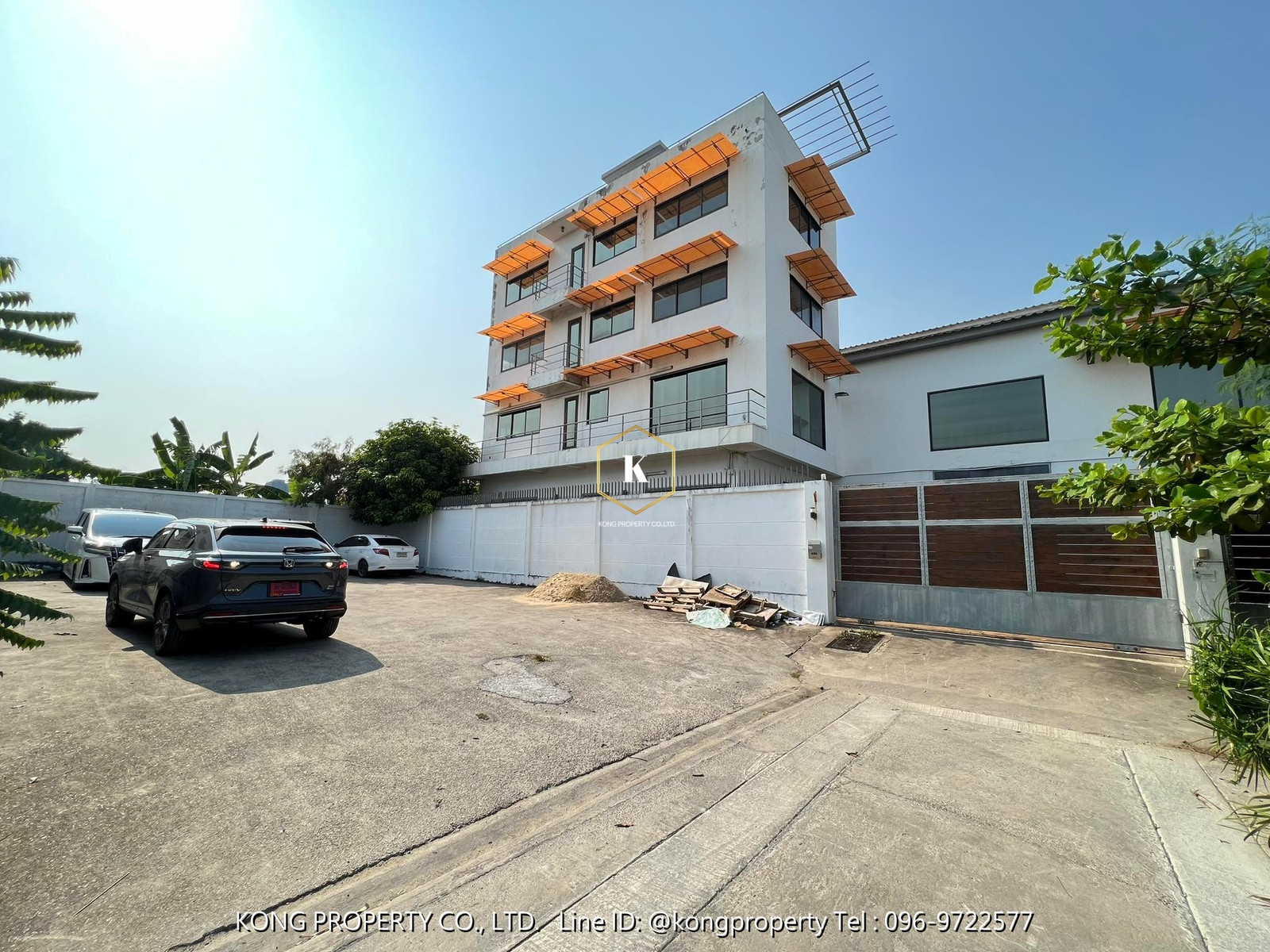 Warehouse for rent with office building, Phra Khanong District, Bangkok, area 1000 sq m, near BTS Punnawithi Warehouse for rent with office building, Phra Khanong District, Bangkok, area 1000 sq m, near BTS Punnawithi