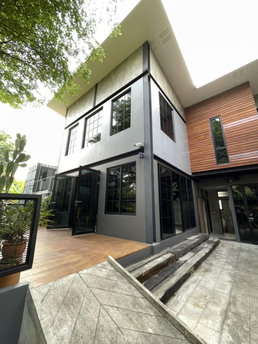 ออฟฟิศสำนักงาน สไตล์โมเดิร์นลอฟท์ พร้อมเฟอร์ สวนร่มรื่น ที่จอดรถเยอะ เข้าทางถนนราชพฤกษ์/รัตนาธิเบศร์ – รูปที่ 4