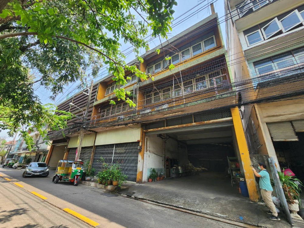 Commercial building for sale, 2 booths with co-dong, Soi Yen Chit 7, near Chan Road.