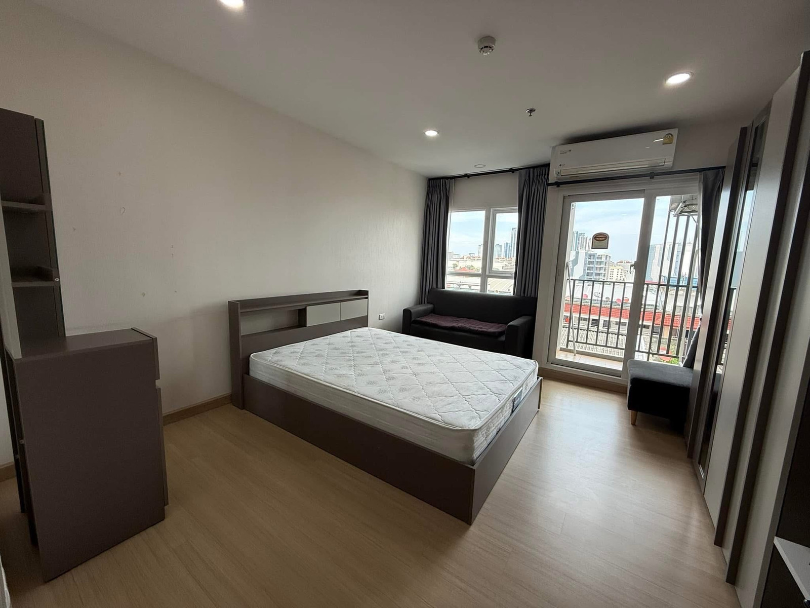 For rent Supalai Veranda Ramkhamhaeng, room size 30 sq m, Building C, 20th floor, built-in furniture and complete electrical appliances, ready to move in