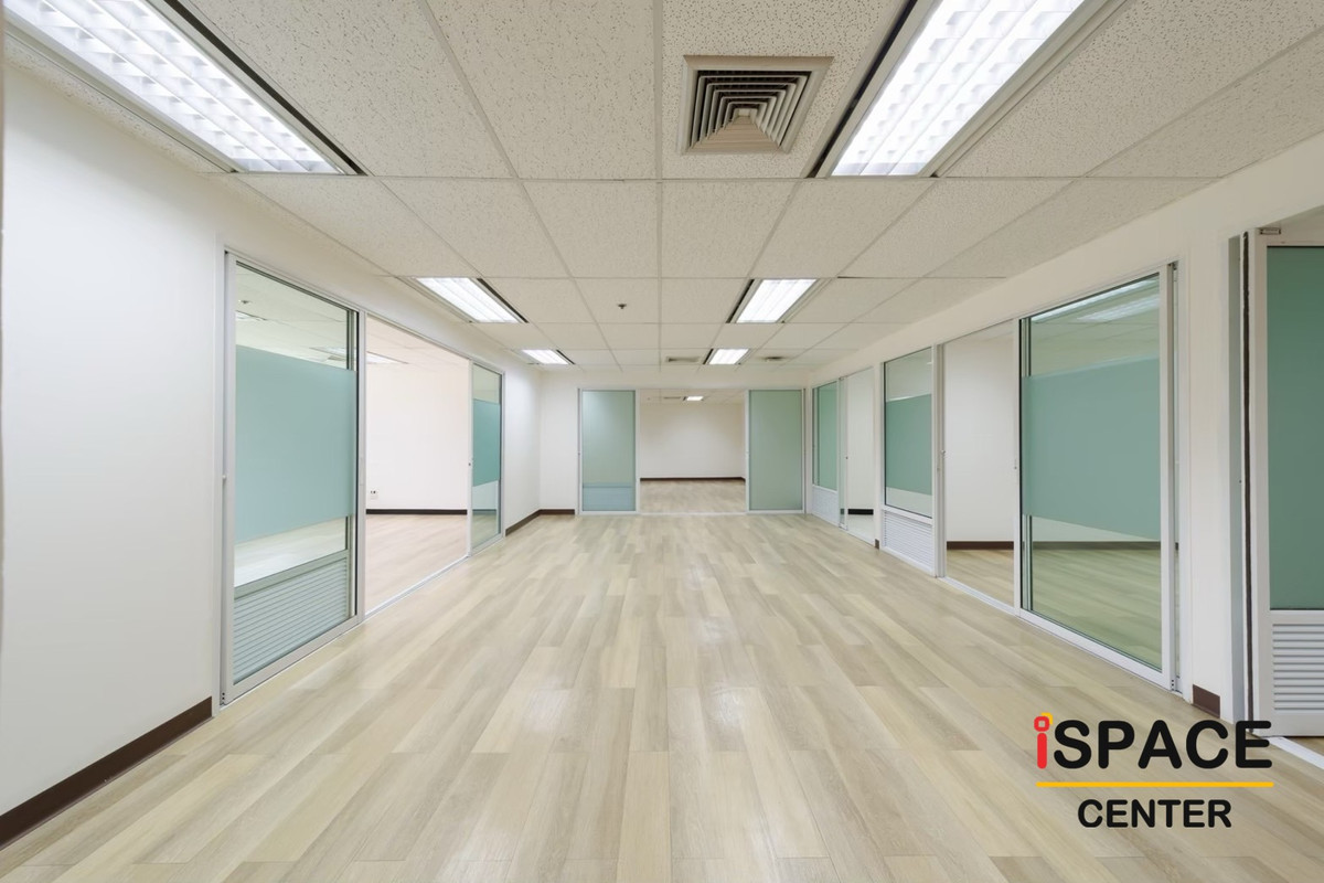 Office for rent near BTS Surasak, fully furnished, can carry a notebook to work immediately There are rooms ranging from 1-60 people, complete facilities and interconnected transportation systems. Build an impressive network of relationships with neighbor