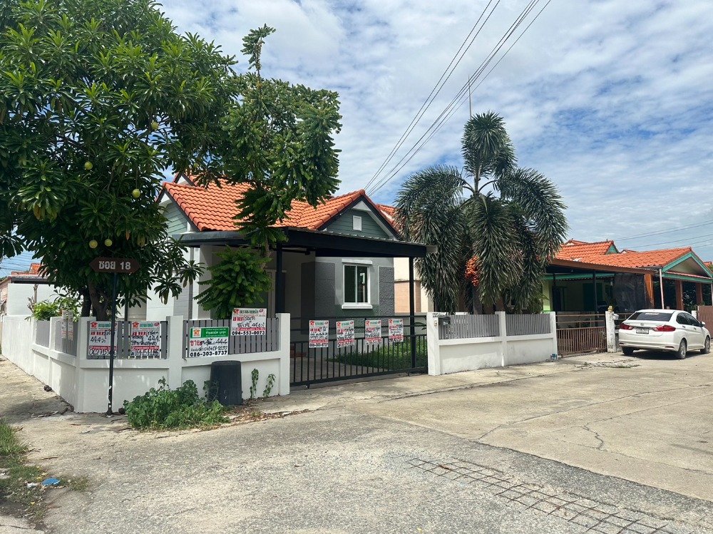 Cheap sale, single-storey house (corner), main road, 44 sq m., Nanthawan Village 10, Soi Leap Wari 37, Nong Chok District, the house has 2 bedrooms, 1 bathroom.