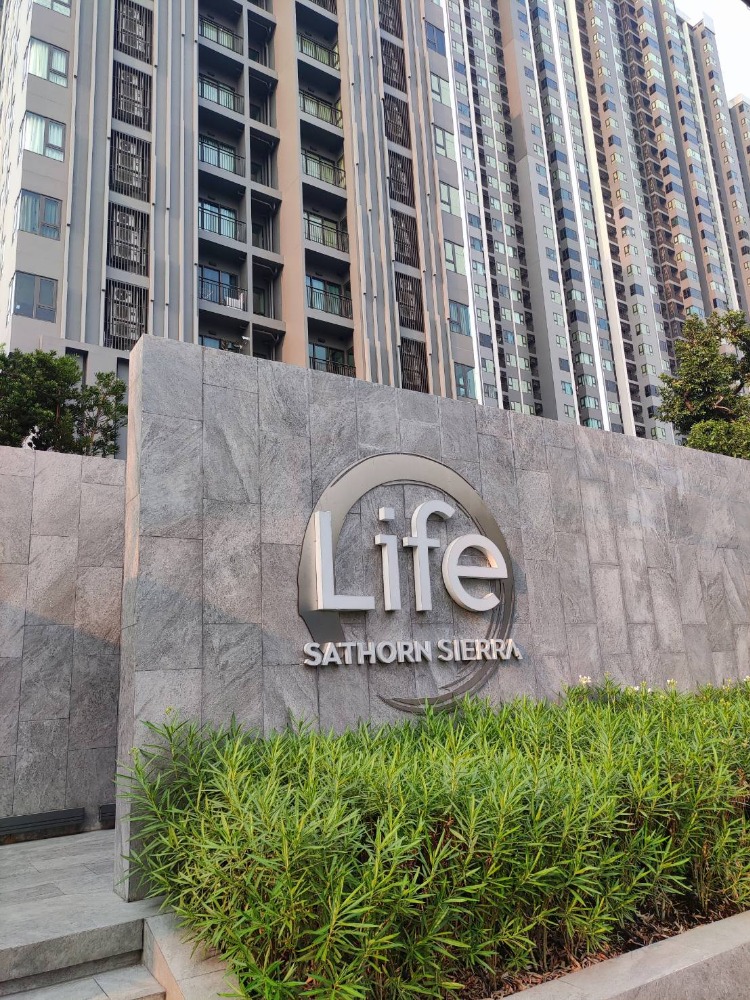 For rent, good price, Life Sathorn Sierra 40 sq m on Ratchaphruek Road, 150 meters from BTS Talat Phlu and 100 meters to BRT Ratchaphruek.