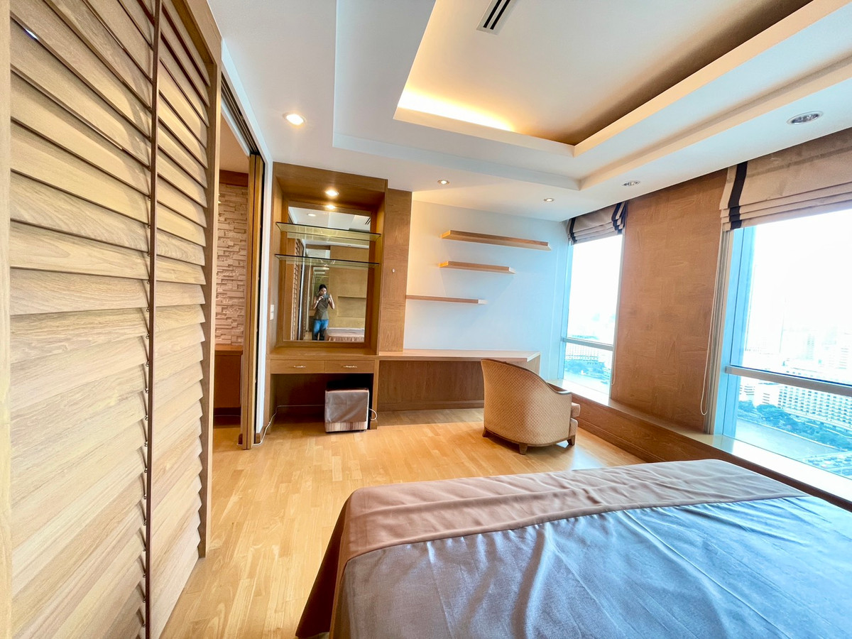 House for sale, Sathorn Chao Phraya, view from the room overlooking the river, high floor, clear view, no building blocking the room door, no room opposite, near BTS Krungthon, there is a condo boat service crossing to BTS Taksin.