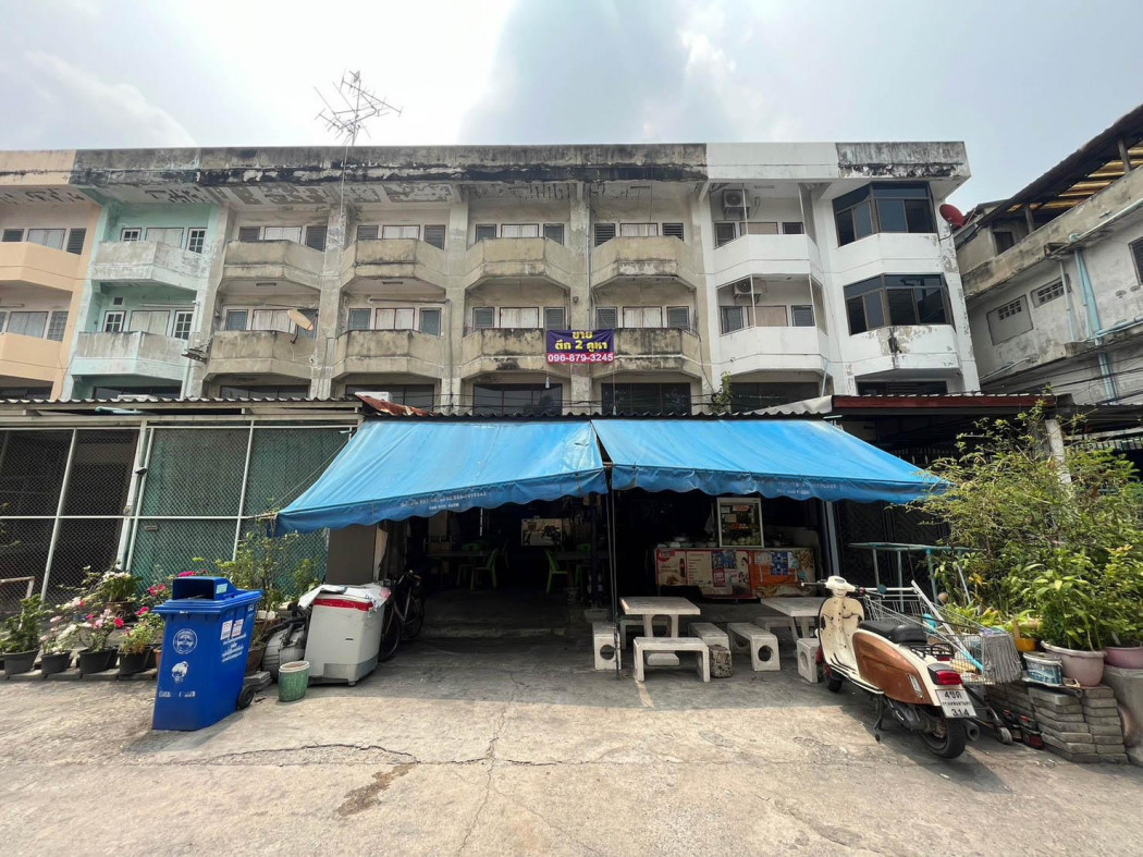For sale: 2 shophouses, Soi Sukhumvit 113, Dan Samrong, 3 and a half floors. For sale: 2 shophouses, Soi Sukhumvit 113, Dan Samrong, 3 and a half floors.