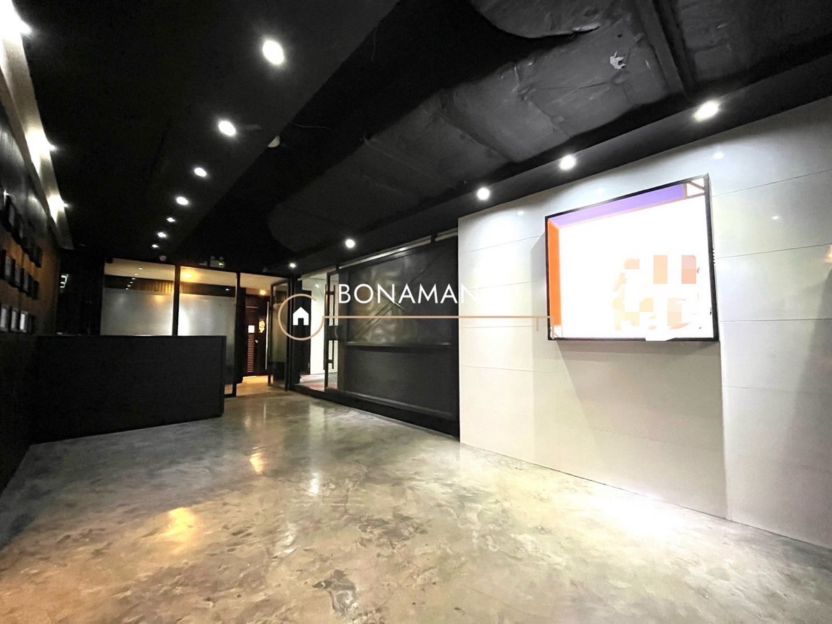พื้นที่ออฟฟิศให้เช่า ติดถนนใหญ่กลางอโศก(BTS Sukhumvit 350m)