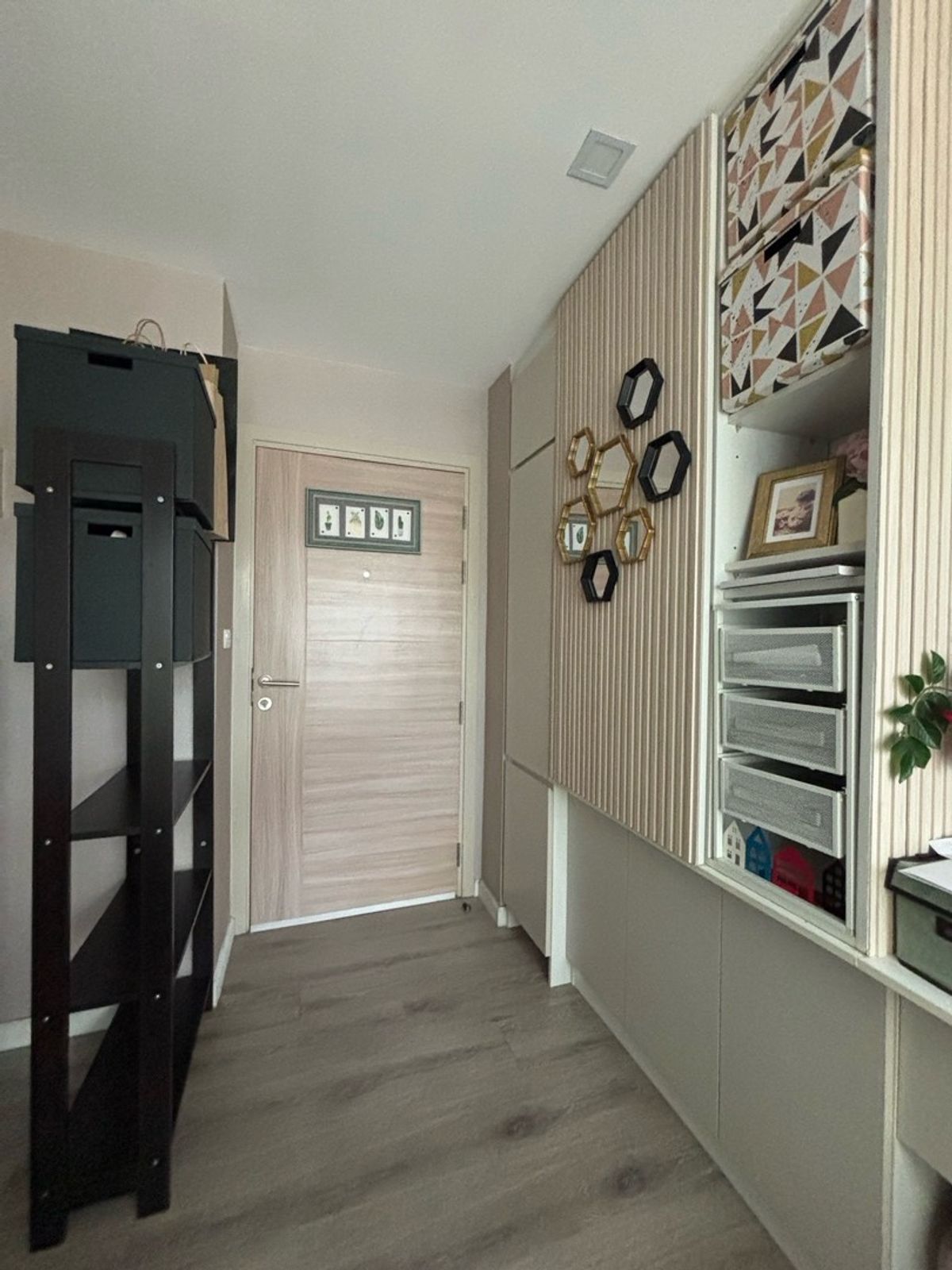 *ห้องพร้อมเฟอร์ หิ้วกระเป๋าเข้าอยู่ได้เลย* คอนโด 1 bedroom plus ปรับ 2 ห้องนอนได้ ห้องใหญ่ ห้องมุม ชั้น 2 วิวสวน ได้ฟิลบ้านเดี่ยว รับลมทิศใต้ ยูนิตน้อย ส่วนตัว – รูปที่ 4
