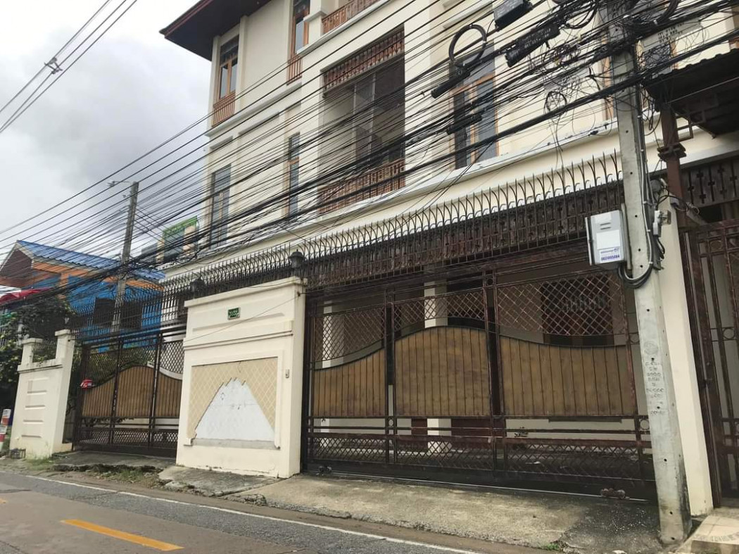 ขายบ้านเดี่ยวแยก รัชดา-ลาดพร้าว สไตล์ยุโรป (ใกล้รถไฟฟ้า MRT + BTS ลาดพร้าว) 151 ตร.ว. 5 ห้องนอน 5 ห้องน้ำ ทำเลแสนสะดวก จอดรถได้ 5-7 คัน – รูปที่ 2