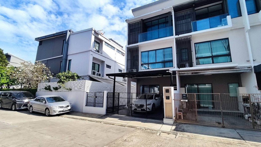 Townhome for sale, townhome along the Ekamai-Ramintra Expressway (near the expressway - The Walk - Corner Market) 32.2 sq m.