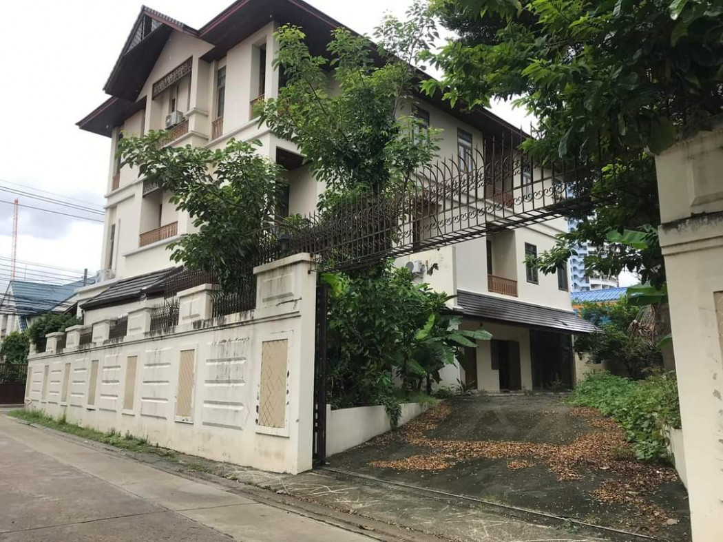 Single detached house for sale Ratchada-Ladprao, European style (near MRT + BTS Ladprao) 151 sq m., 5 bedrooms, 5 bathrooms, convenient location, can park 5-7 cars.