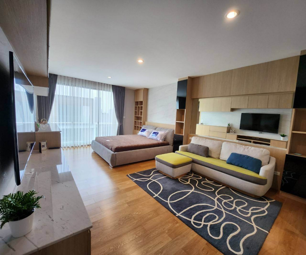 Townhome for rent, Nirvana Define Srinakarin-Rama 9, decorated in modern style, ready to move in on an area of ​​31.3 square meters, 5 bedrooms, 5 bathrooms, and can park 3 cars.