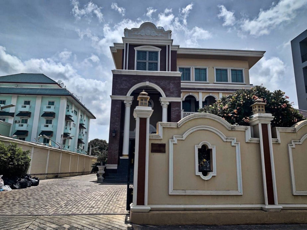 Selling a luxury mansion, Rama 2 (near Bangmod University, only 2 Km. and Central Rama 2) on an area of ​​1-0-6 rai, 2300 sq m, 5 bedrooms, 8 bathrooms.