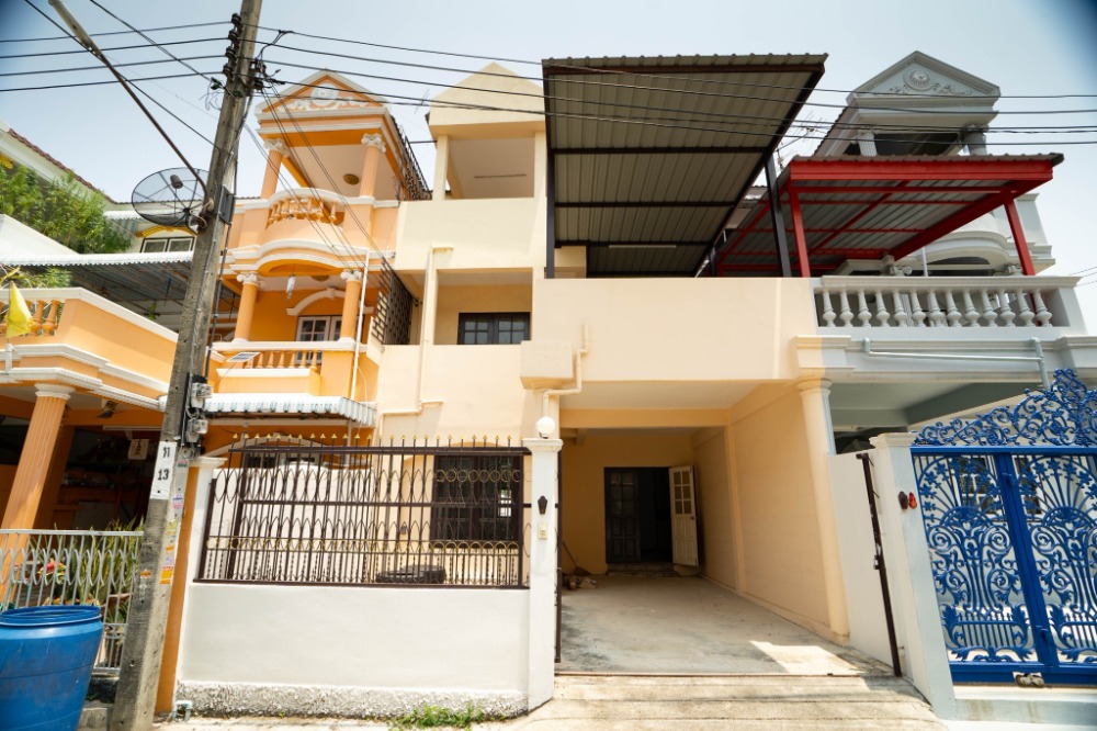 3-storey townhome for sale, 37 square meters, newly renovated, Kanda University 3, Soi Bang Khae 10, near Bang Khae Market and MRT (Blue Line) Bang Khae Station