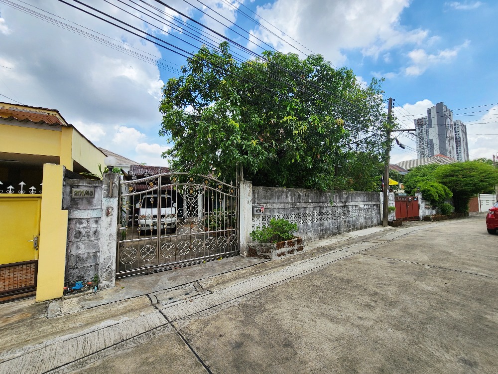 Land for sale with a single-storey house, Sopha University, Ngamwongwan, Khae Rai intersection, just 400 meters into Soi Ngamwongwan 1/1, near the purple and pink lines.