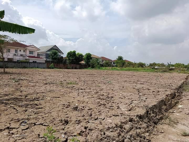 Land for sale, Theparak Road, Soi 63, area 599 sq.wa., beautiful, good location, good value, good price, location near Sukhaphiban 5 Expressway, Kanchana Watcharaphon Ring Road