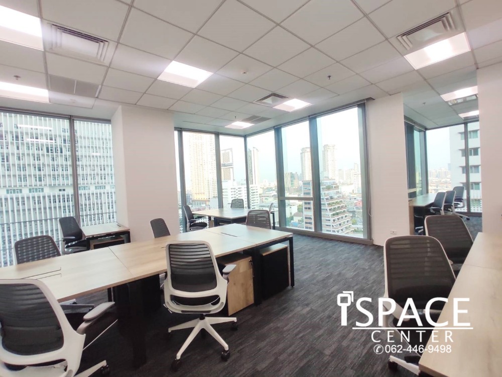 Ready-made office for rent near BTS Surasak, grade A office, with rooms from 1-60 people, beautiful rooms ready to carry notebooks. get to work immediately