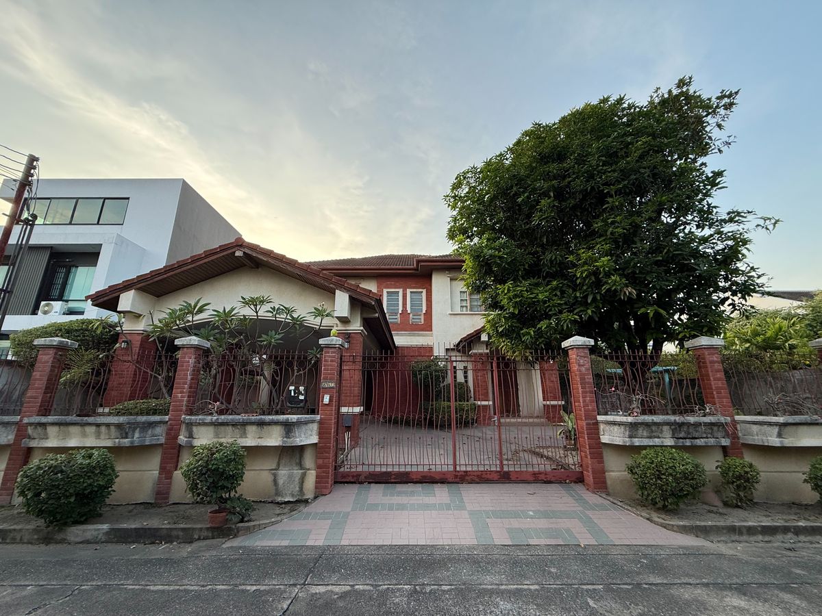 Single house near Don Mueang Airport, government center Single house near Don Mueang Airport, government center