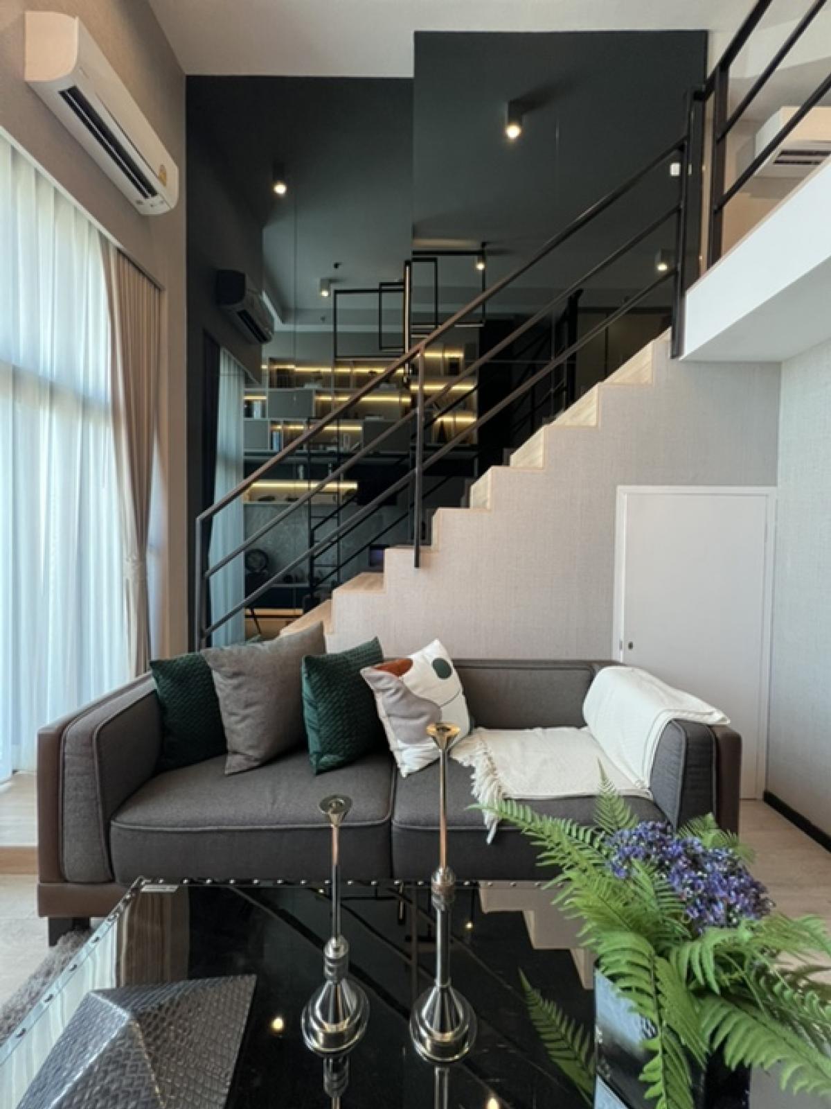🔥 Selling a beautifully decorated room, Studio Hybrid, ceiling height 4.5 meters, Ideo Rama9-Asoke, new room from the project. Tel.062-339-3663