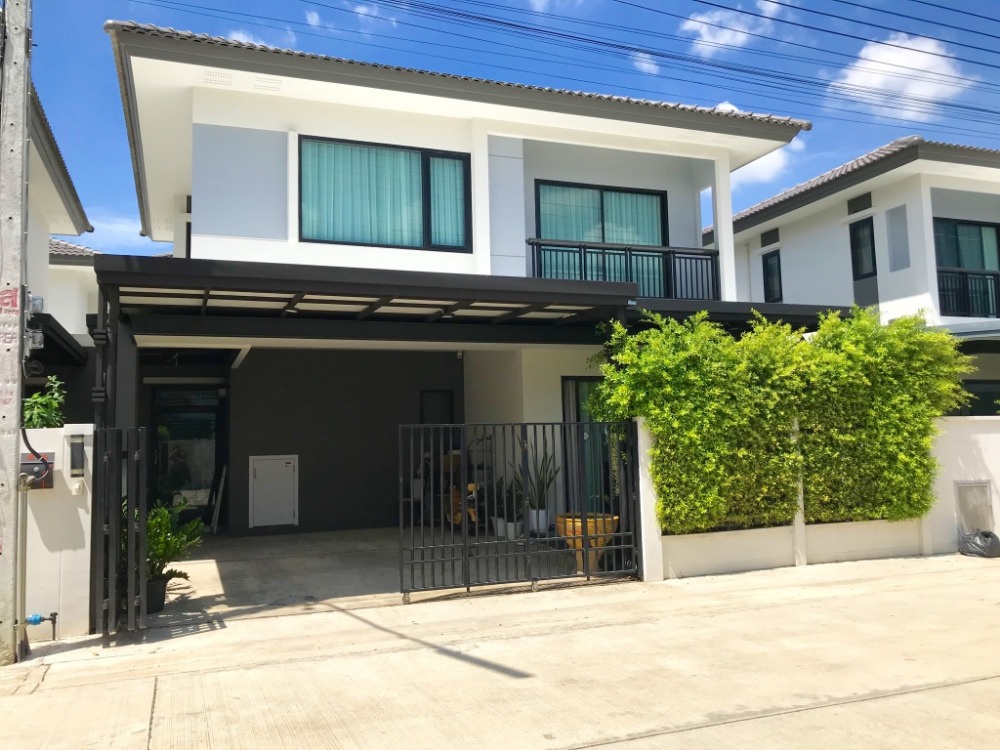 Britannia House, Khu Khot Station, 36 square wa., New condition, 2 years old, selling because of moving to a new office, good location, near BTS, near Don Mueang Airport.