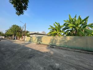 Beautiful plot of land for sale, already filled, Panya Phatthanakan 30 Village Project, near Thonglor, Ekkamai, corner plot, at the beginning of the projects alley