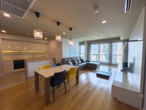 Nicely Furnished 2 Beds Condo for Rent Facing IcionSiam!